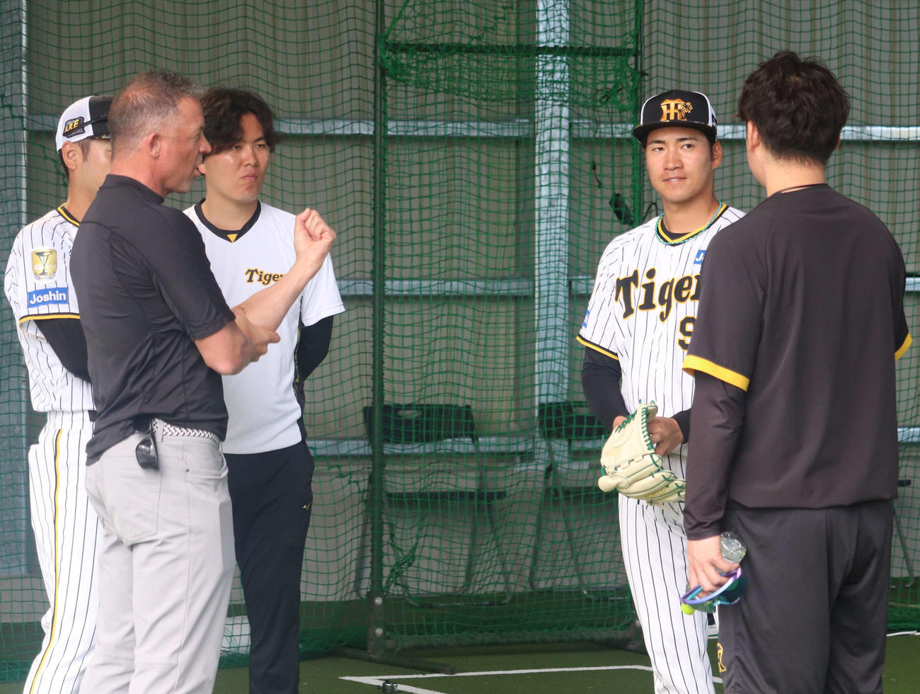 サイドスロー同士として話し合う阪神ジェフウイリアムス駐米スカウト（左）と岩田