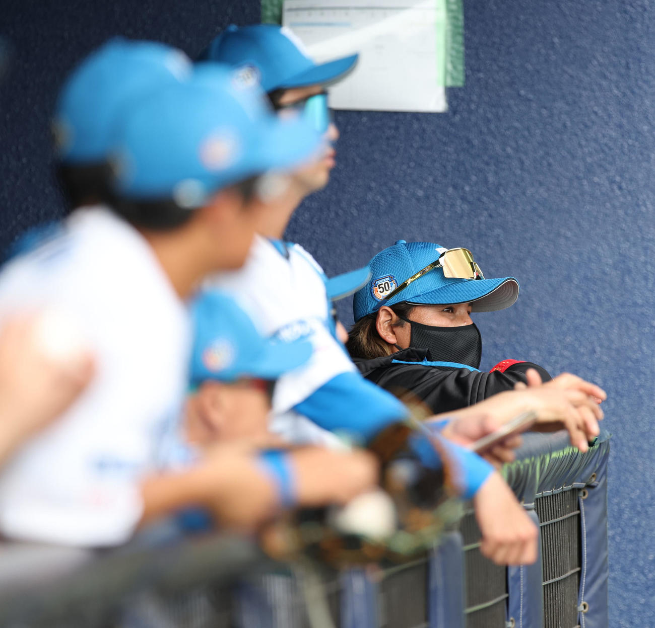 日本ハム対サムスン　ベンチからグラウンドを見つめる日本ハム新庄監督（撮影・佐藤翔太）