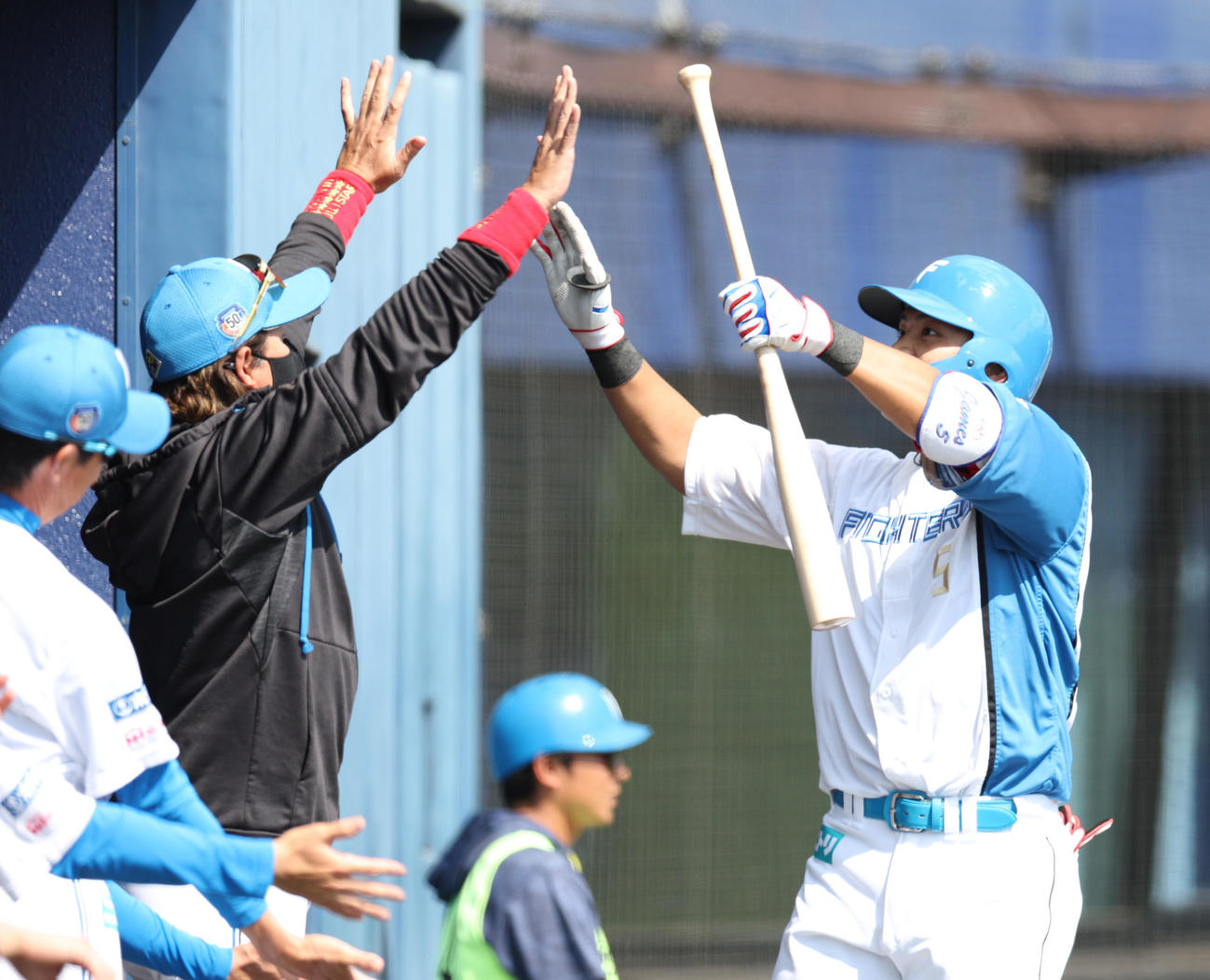 日本ハム対サムスン　3回裏日本ハム無死、新庄監督（左）は左越え本塁打を放った野村を出迎える（撮影・佐藤翔太）