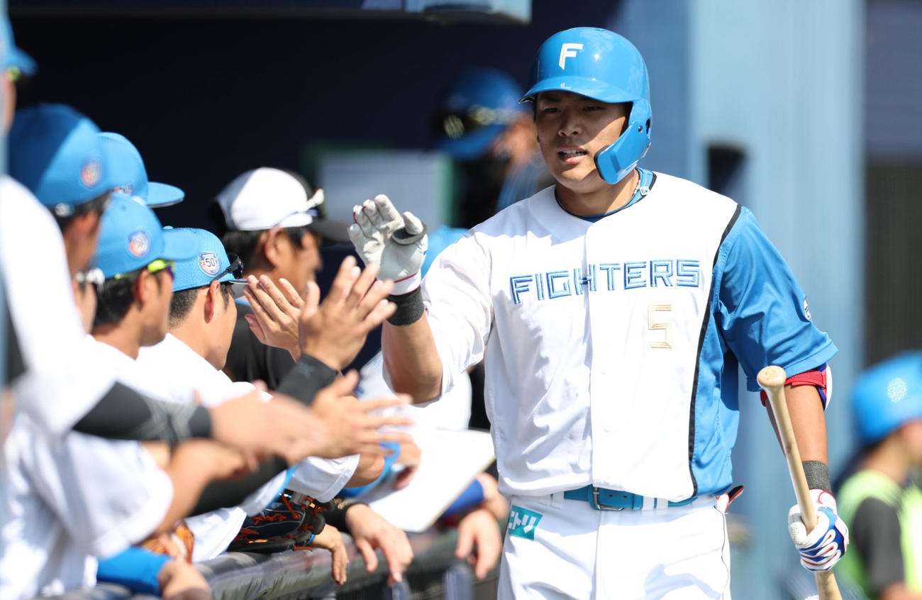 日本ハム対サムスン　3回裏日本ハム無死、左越え本塁打を放った野村はナインに出迎えられる（撮影・佐藤翔太）