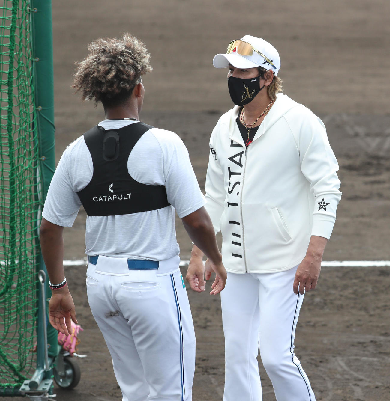 試合前、会話する日本ハム水谷（左）と新庄監督（撮影・佐藤翔太）