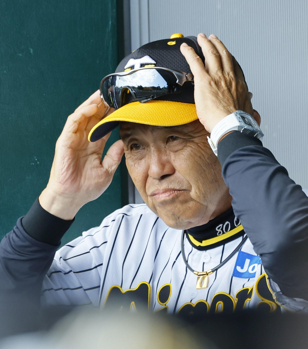 練習試合　阪神対楽天　6回、ベンチで試合を見る阪神岡田監督（撮影・藤尾明華）