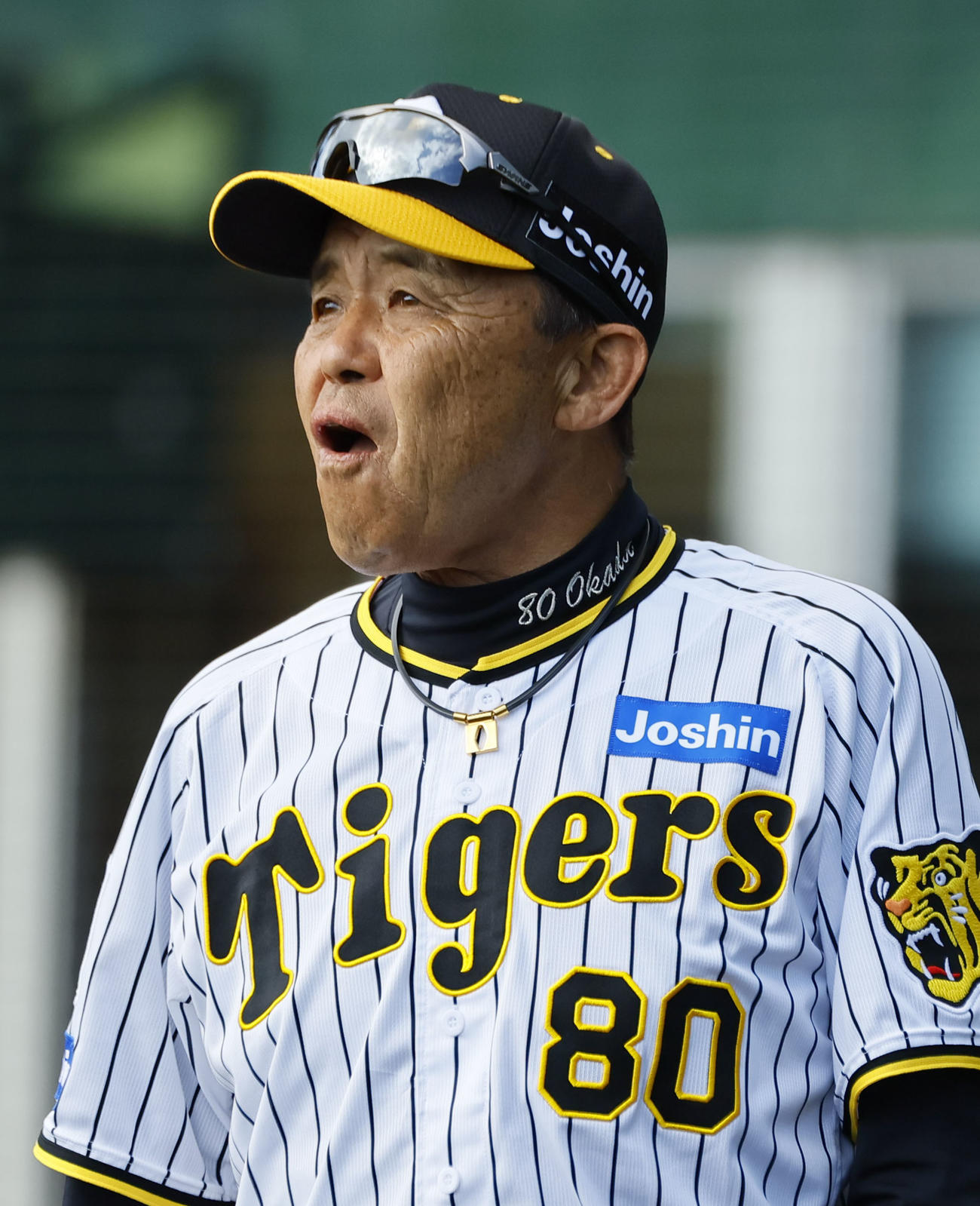 練習試合　阪神対楽天　7回、交代を告げる阪神岡田監督（撮影・藤尾明華）