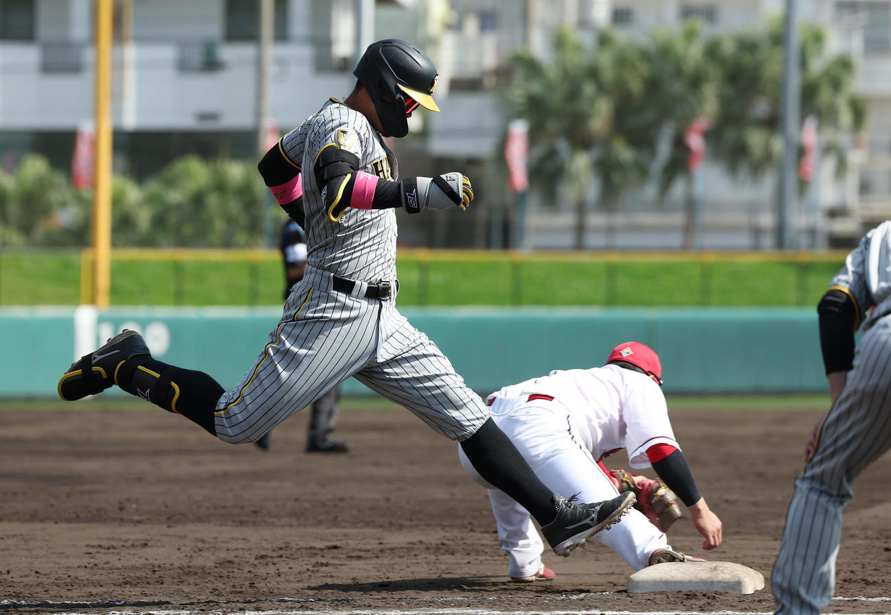 広島対阪神　4回表阪神2死満塁、遊ゴロに倒れる佐藤輝（撮影・前田充）