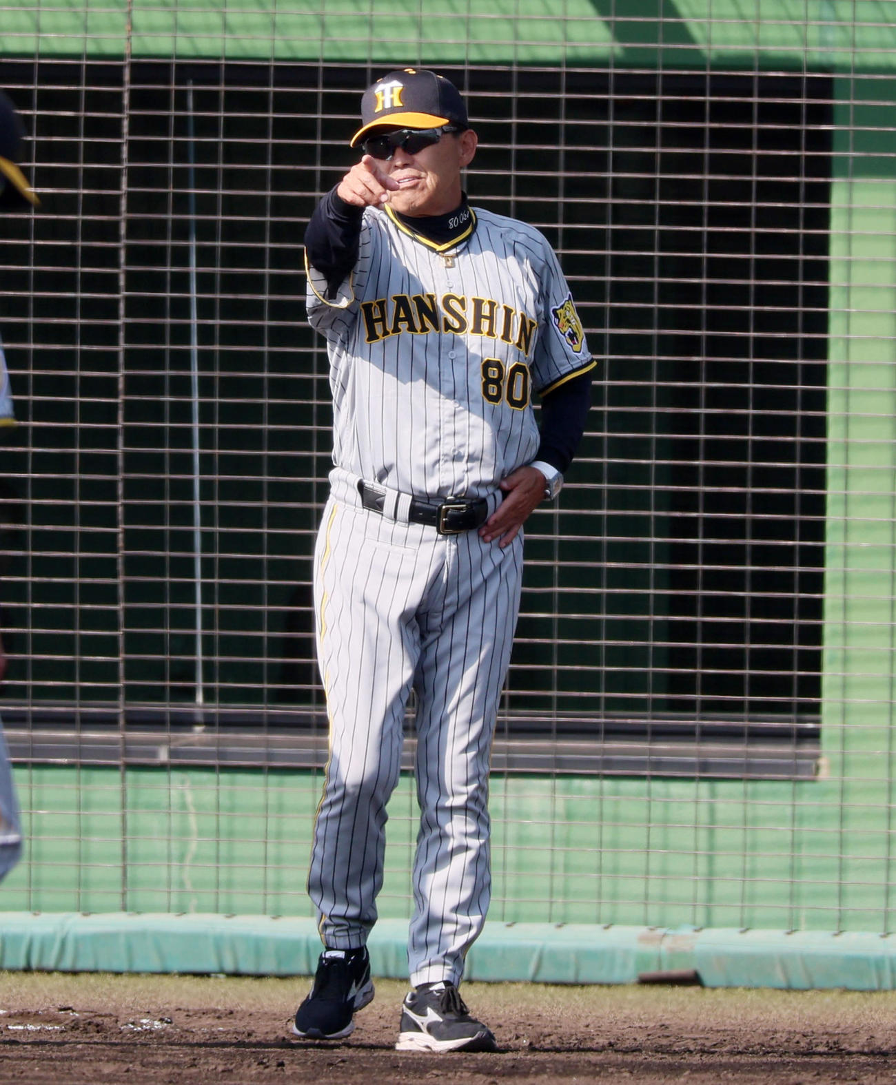 練習試合　広島対阪神　6回表を終え選手交代を告げる岡田監督（撮影・加藤哉）
