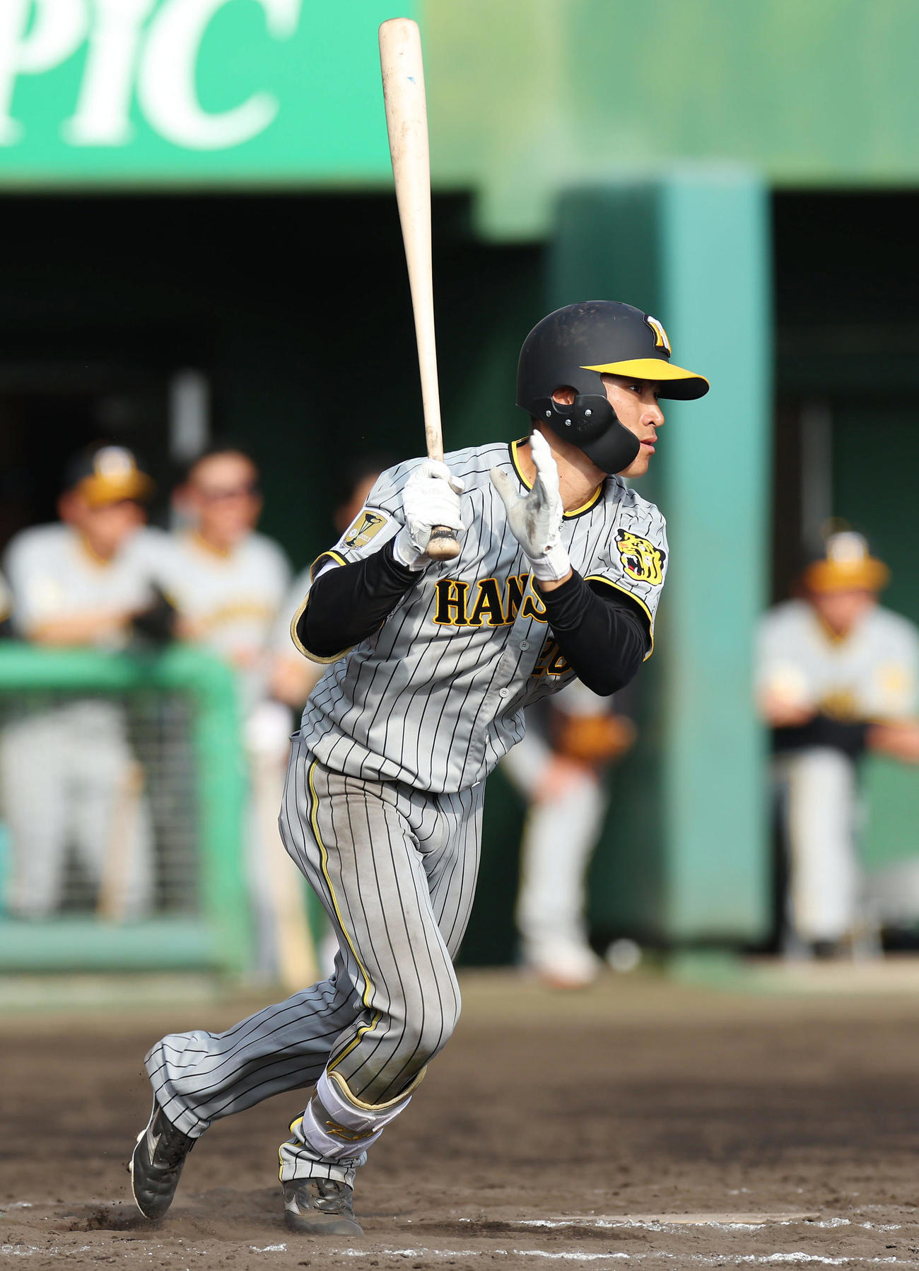 広島対阪神　9回表阪神2死一、三塁、右前適時打を放つ福島（撮影・前田充）