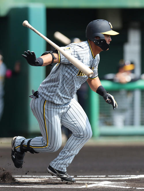 広島対阪神 1回表阪神無死、中前打を放つ前川(撮影・前田充)