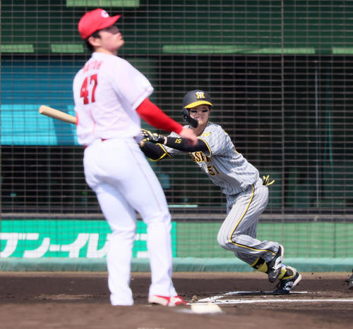 練習試合 広島対阪神 1回表阪神無死一塁、中野は中へ二塁打を放つ。投手は斉藤(撮影・加藤哉)