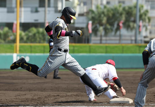 広島対阪神 4回表阪神2死満塁、遊ゴロに倒れる佐藤輝(撮影・前田充)
