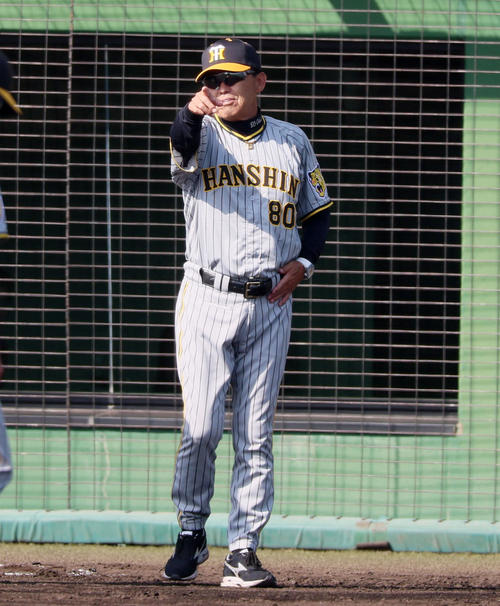 練習試合 広島対阪神 6回表を終え選手交代を告げる岡田監督(撮影・加藤哉)