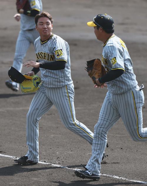 広島対阪神 初回を無失点に抑えベンチに引き揚げる村上(撮影・上田博志)