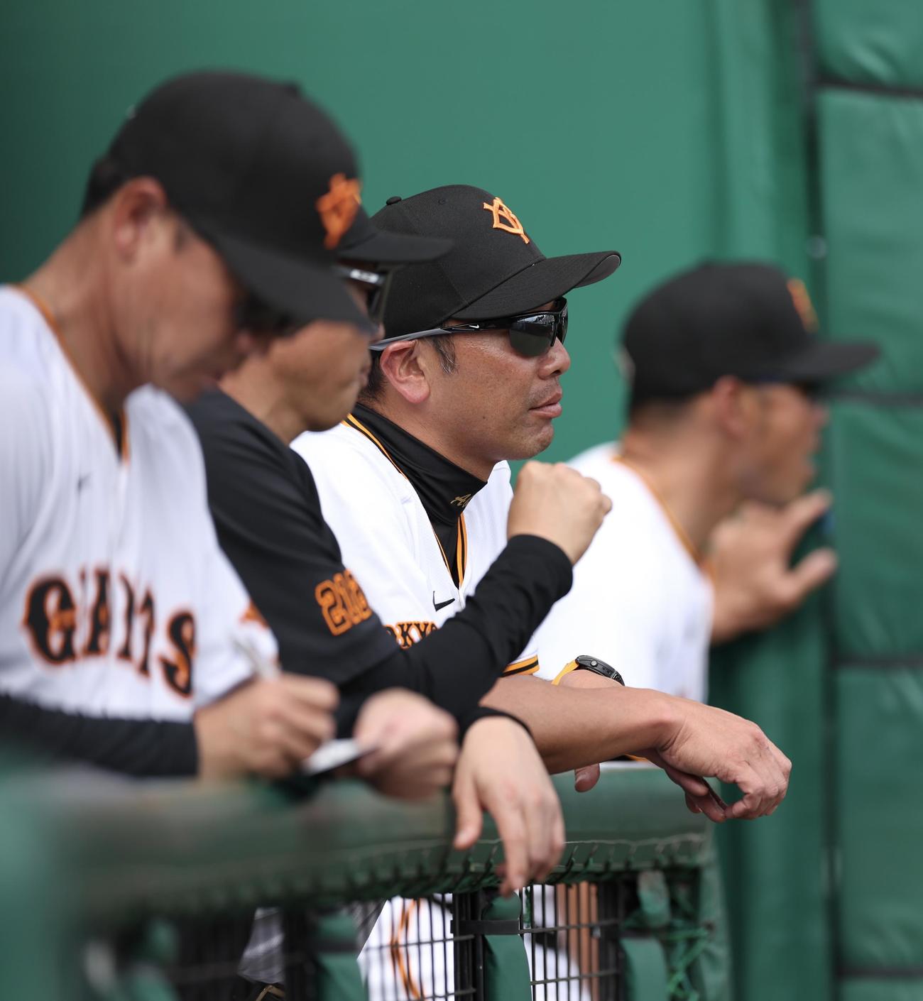 巨人対サムスン　戦況を見守る阿部監督（撮影・河田真司）