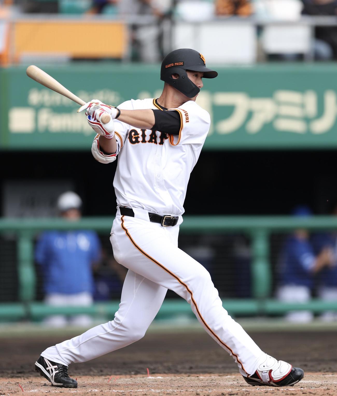 巨人対サムスン　4回裏巨人無死、右前打を放つ秋広（撮影・河田真司）