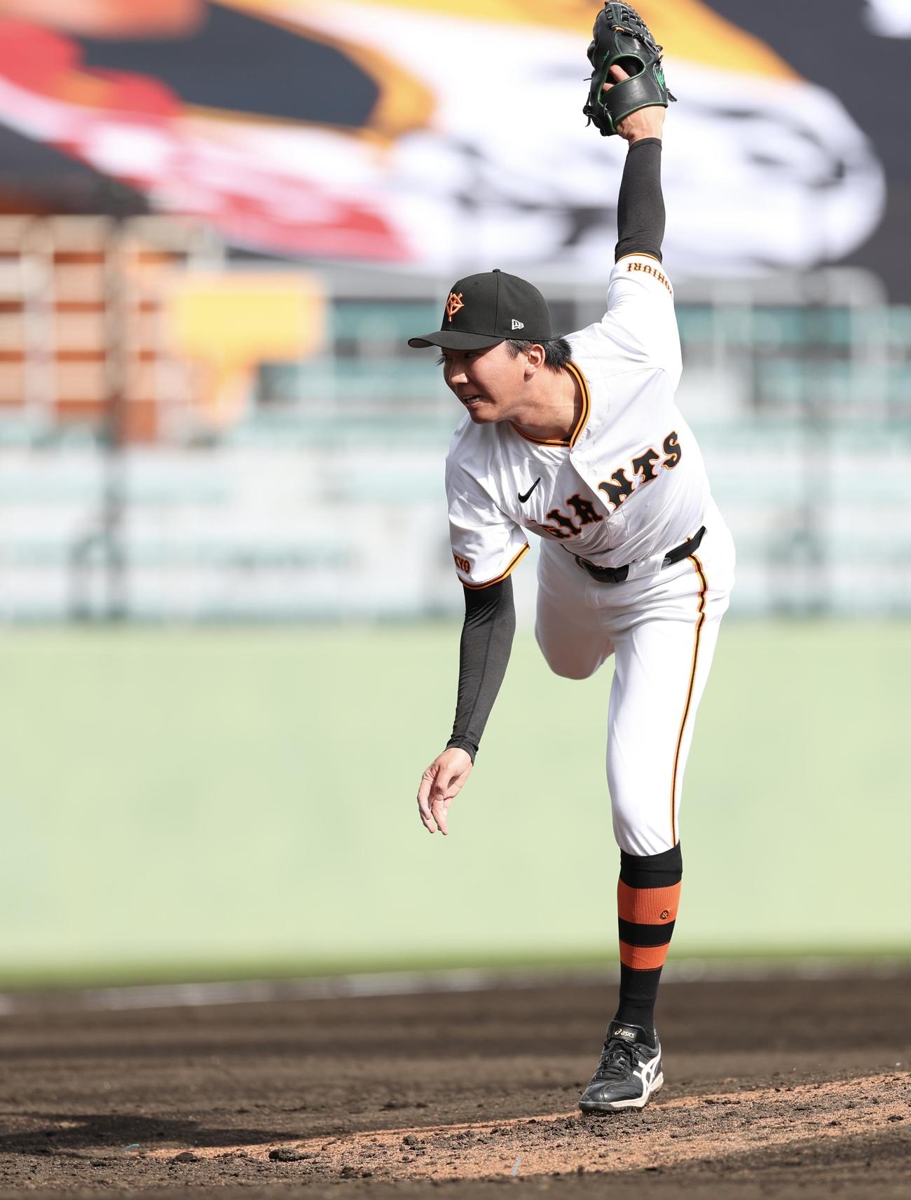 巨人対サムスン　7回表、巨人5番手で登板する田中（撮影・河田真司）