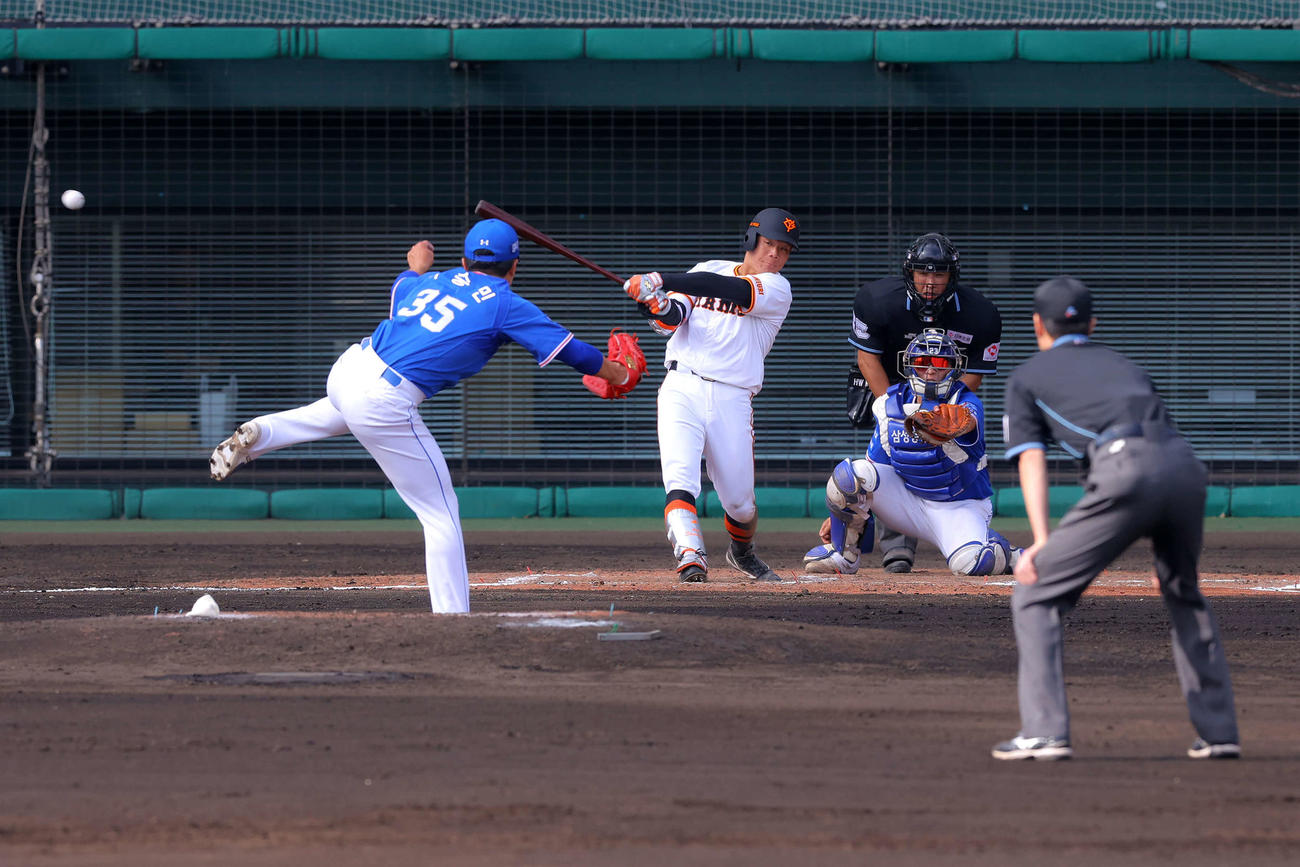 巨人対サムスン　6回裏巨人2死一、二塁、右翼線に2点適時三塁打を放つ佐々木（撮影・河田真司）