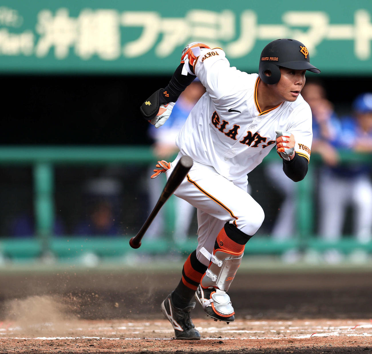 巨人対サムスン　6回裏巨人2死一、二塁、右翼線に2点適時三塁打を放つ佐々木（撮影・河田真司）