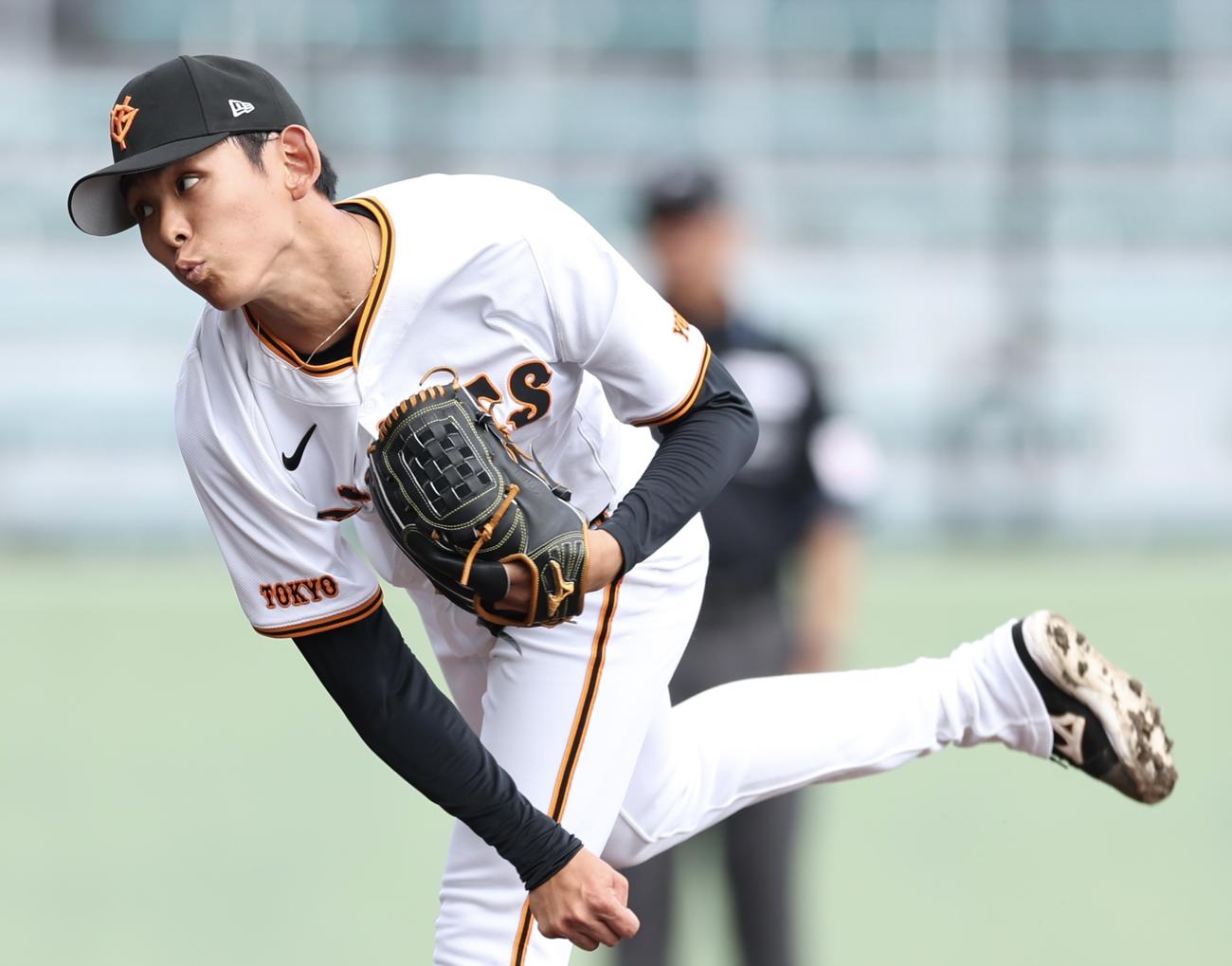 巨人対サムスン　8回表、巨人6番手で登板する泉（撮影・河田真司）