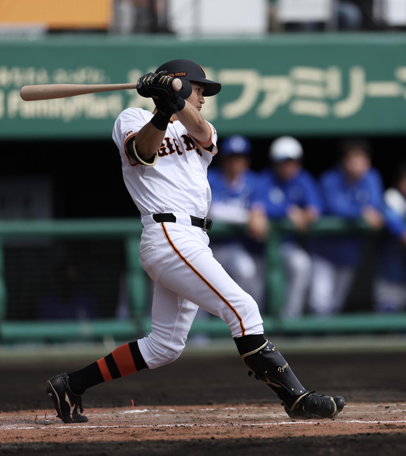 巨人対サムスン　2回裏巨人2死、中前打を放つ泉口（撮影・河田真司）