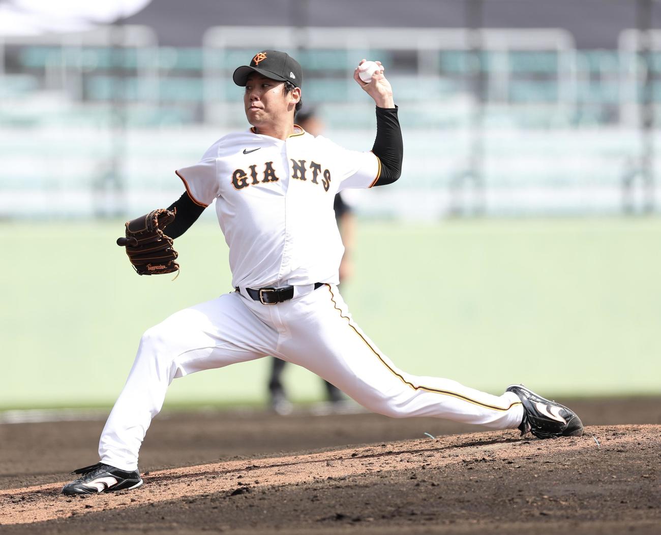 巨人対サムスン　3回表、2番手で登板する又木（撮影・河田真司）