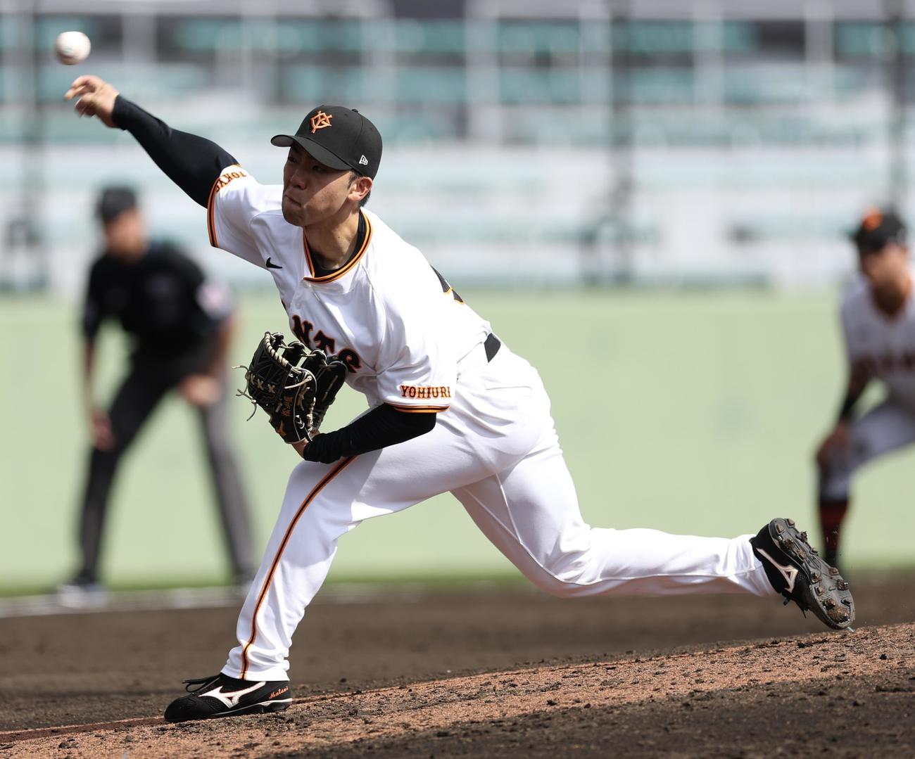 巨人対サムスン　5回表、力投する松井（撮影・河田真司）