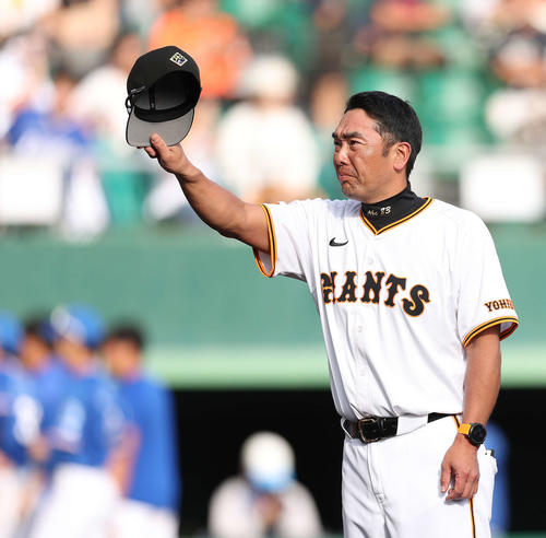 サムスンとの練習試合を終え、観客席にあいさつする巨人阿部監督(撮影・河田真司)