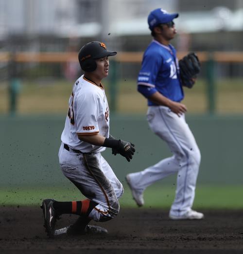 巨人対サムスン 2回裏巨人2死一塁、二盗を決める泉口(撮影・河田真司)