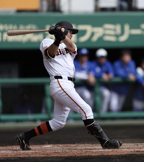 巨人対サムスン 2回裏巨人2死、中前打を放つ泉口(撮影・河田真司)