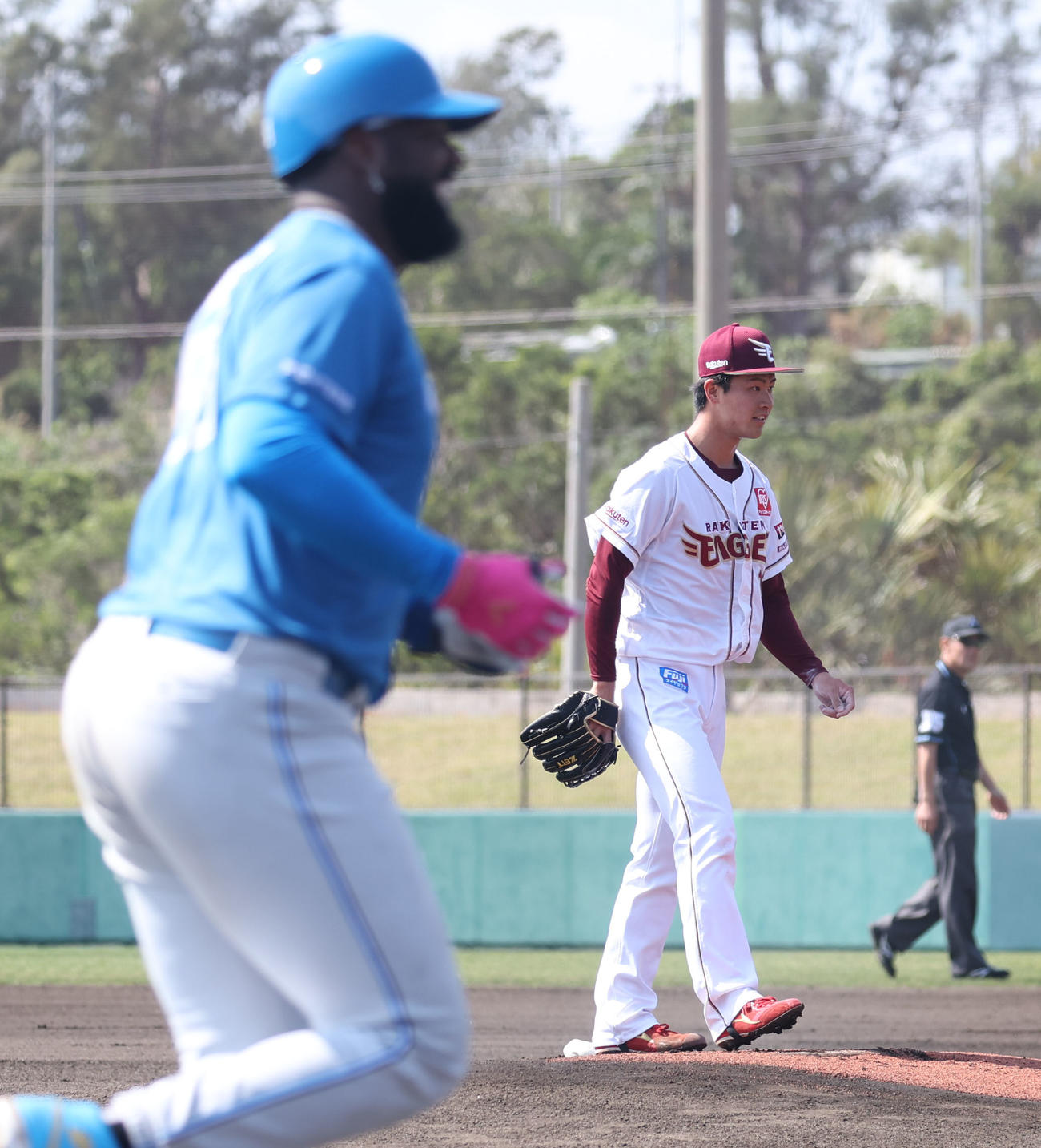 楽天対日本ハム　1回表日本ハム2死一塁、レイエス（左手前）に右越え2点本塁打を浴びる古謝（撮影・佐藤翔太）
