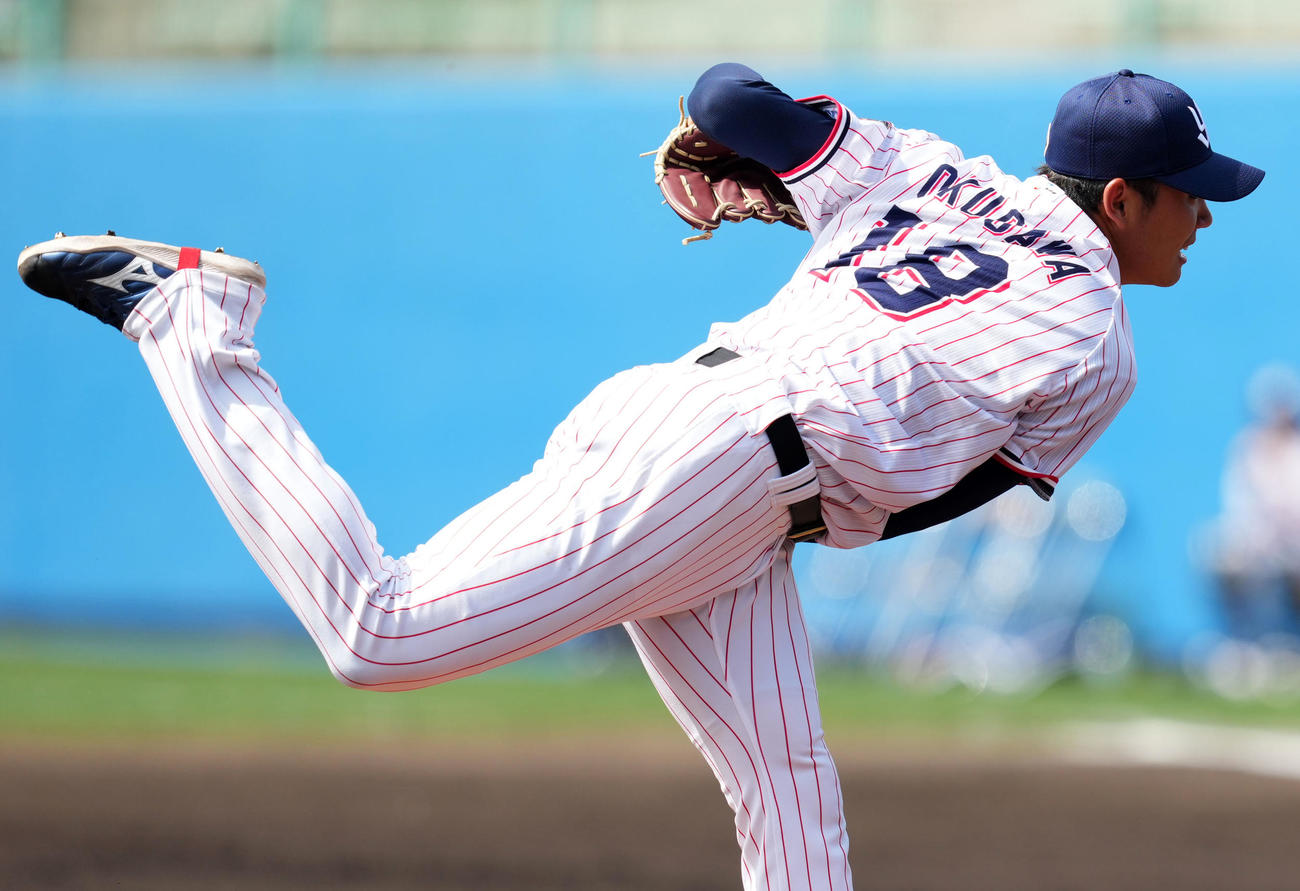 ヤクルト対中日　力投するヤクルト先発の奥川（撮影・横山健太）
