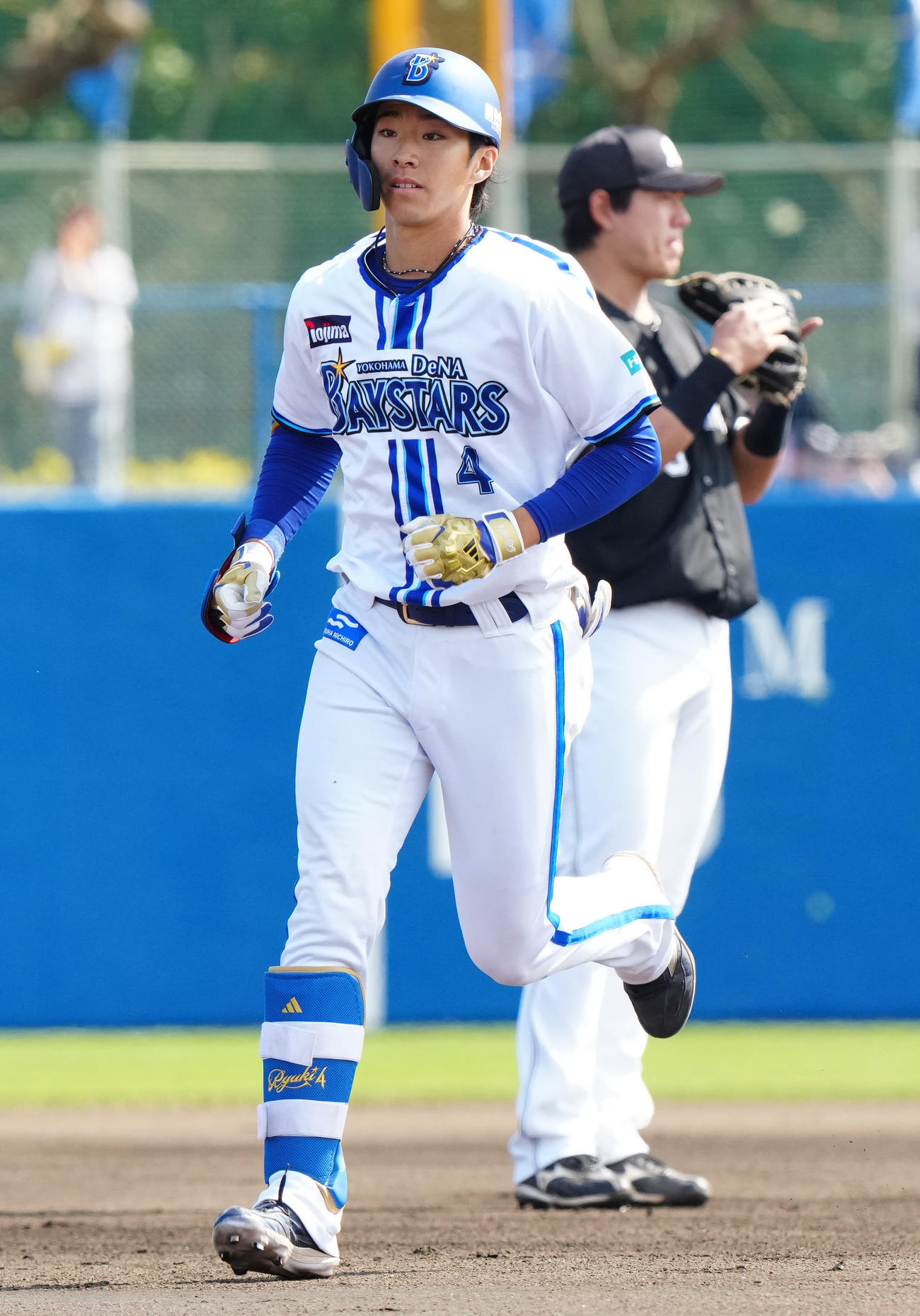 DeNA対ロッテ　6回裏DeNA無死、右飛に倒れベンチに引き揚げる度会（撮影・江口和貴）