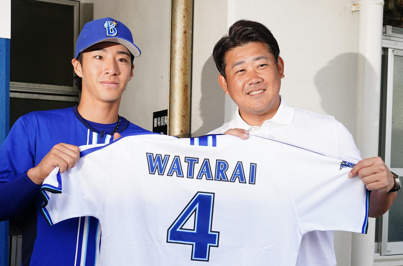 DeNA対ロッテ　試合前、松坂氏（右）と写真に納まるDeNA度会（撮影・江口和貴）