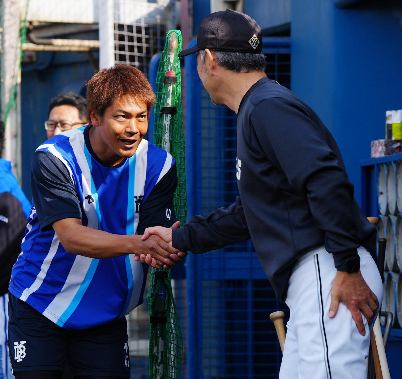DeNA対ロッテ　試合前、ロッテ吉井監督（右）にあいさつし握手を交わすDeNA佐々木（撮影・江口和貴）
