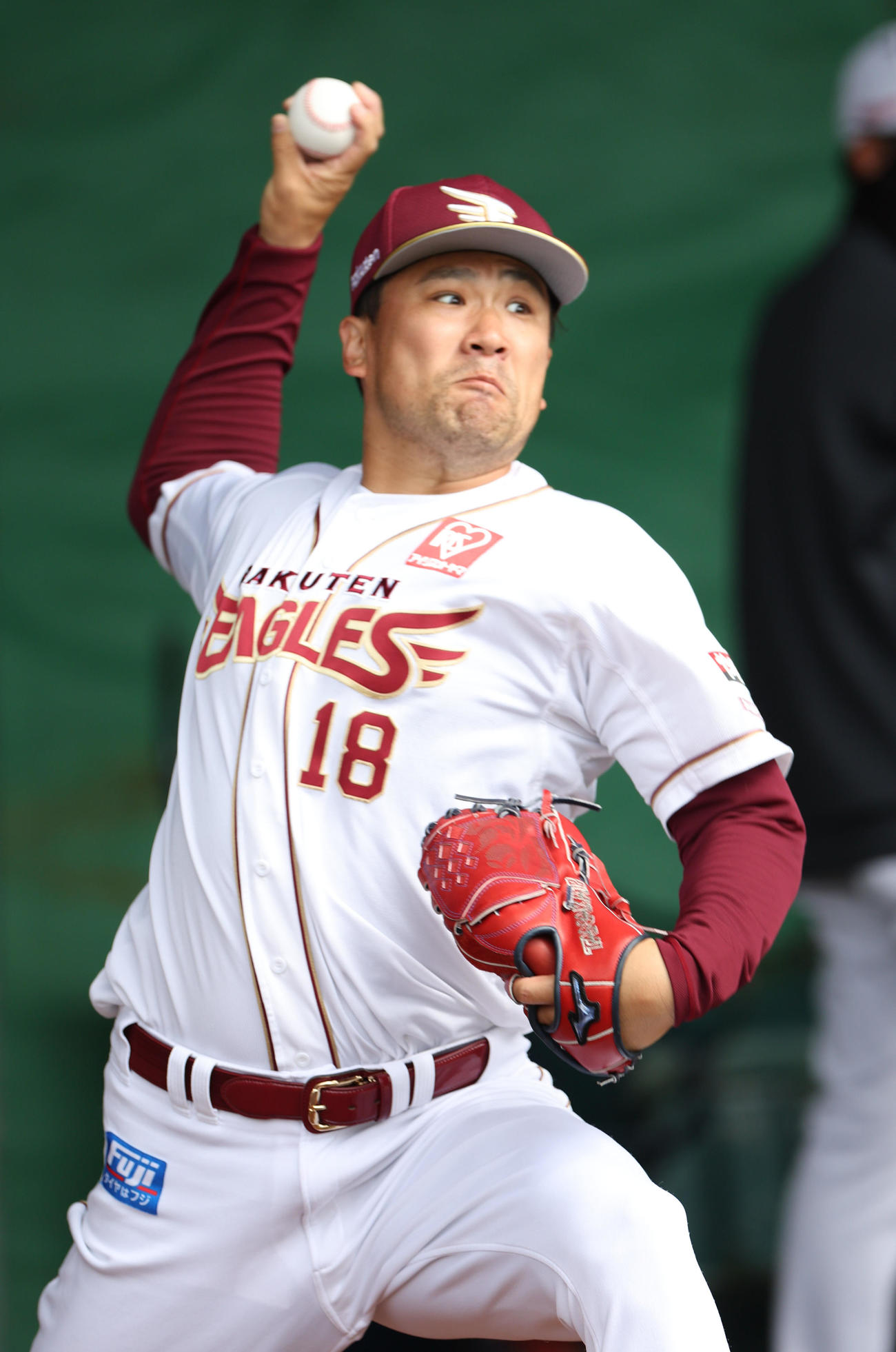 楽天対日本ハム　ブルペンで投球練習をする楽天田中将（撮影・佐藤翔太）