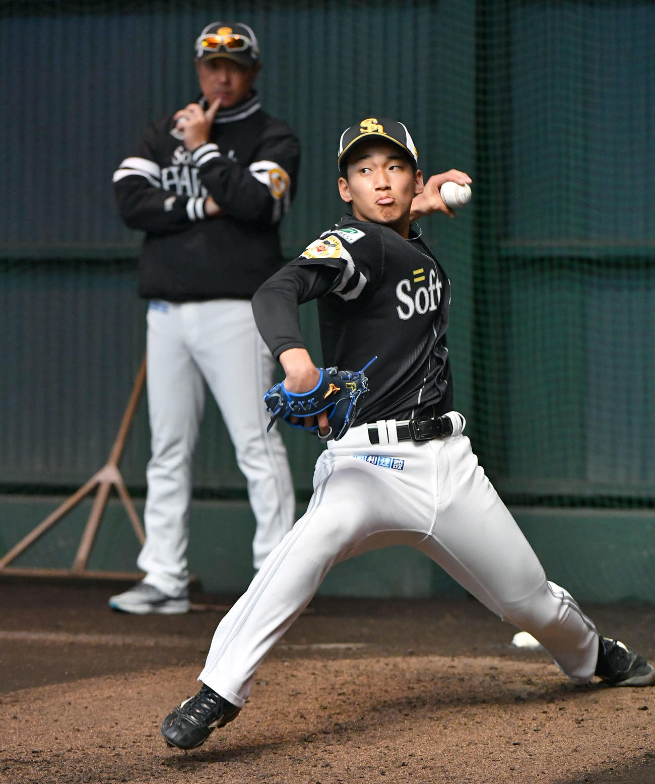 ブルペンで小久保監督（左）が見守る前で投げ込むソフトバンク前田悠（撮影・岩下翔太）