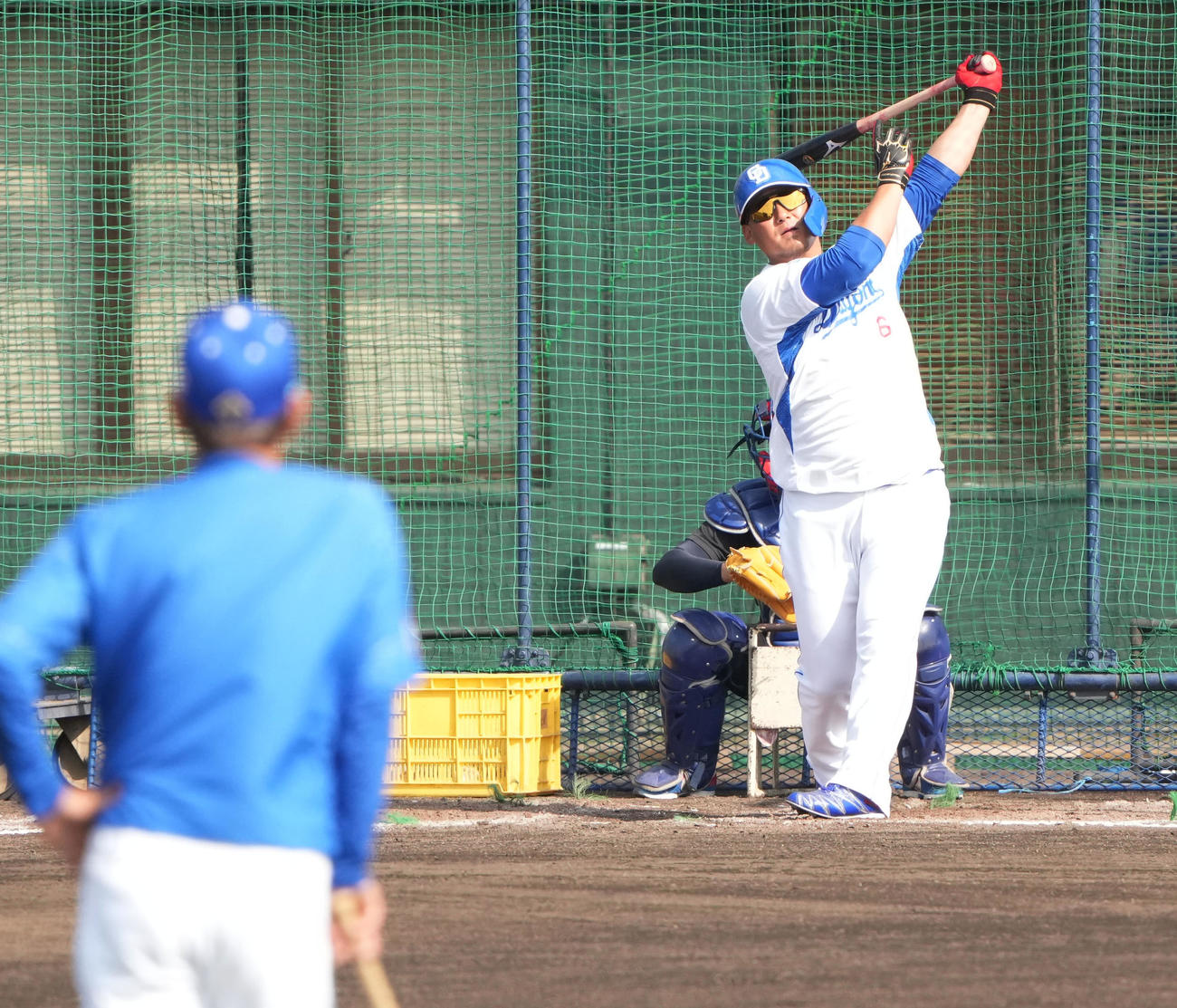 フリー打撃練習を行う中田（右）手前は立浪監督（撮影・森本幸一）