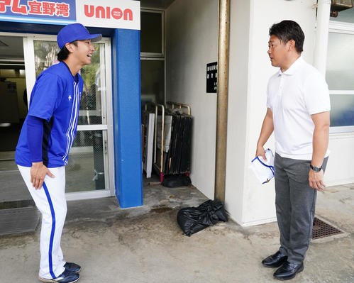 DeNA対ロッテ　試合前、松坂氏（右）にあいさつするDeNA度会（撮影・江口和貴）