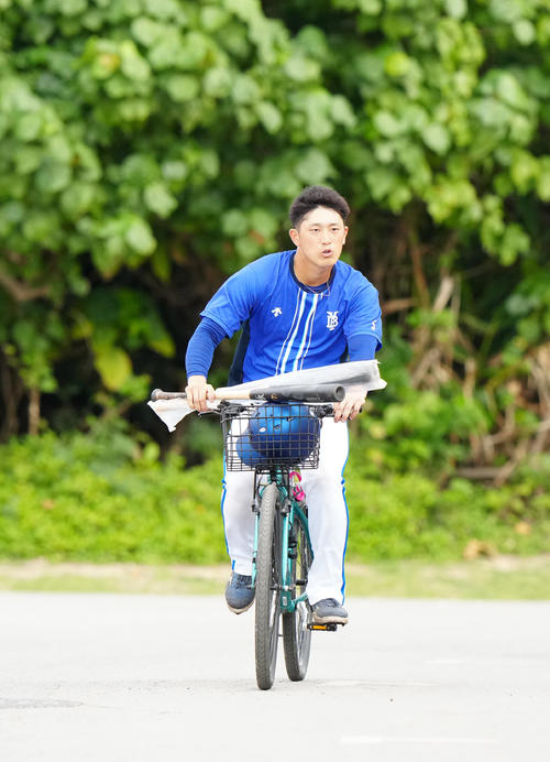 室内練習場に向かうDeNA松尾（撮影・江口和貴）