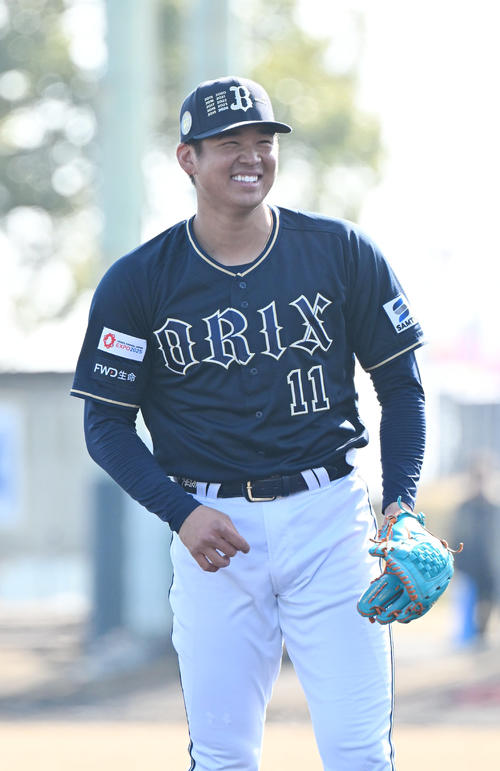 明るい表情でキャッチボールするオリックス山下（撮影・和賀正仁）