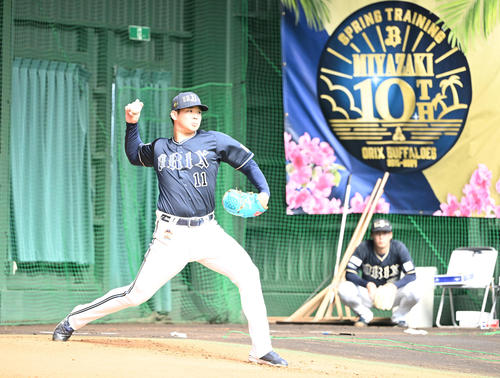 ブルペンで投げ込むオリックス山下（撮影・和賀正仁）
