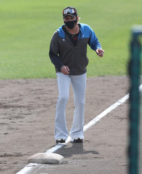 楽天対日本ハム　試合前、三塁ベース付近で走塁指導をする日本ハム新庄監督（撮影・佐藤翔太）