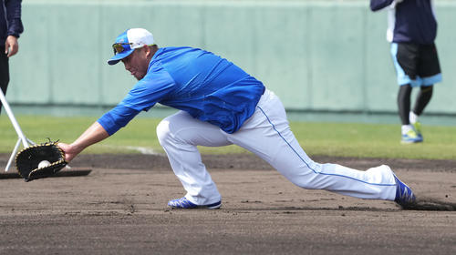 ノックを受け打球を追う中田（撮影・森本幸一）