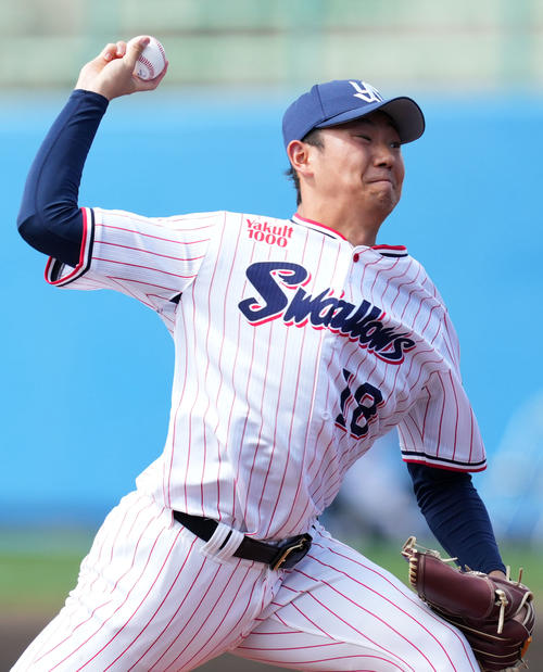 ヤクルト対中日　力投するヤクルト先発の奥川（撮影・横山健太）