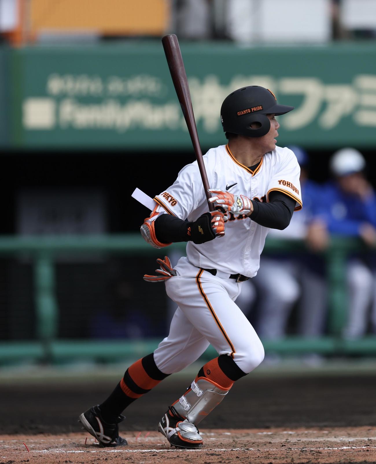 巨人対サムスン　2回裏巨人2死二塁、適時二塁打を放つ佐々木（撮影・河田真司）
