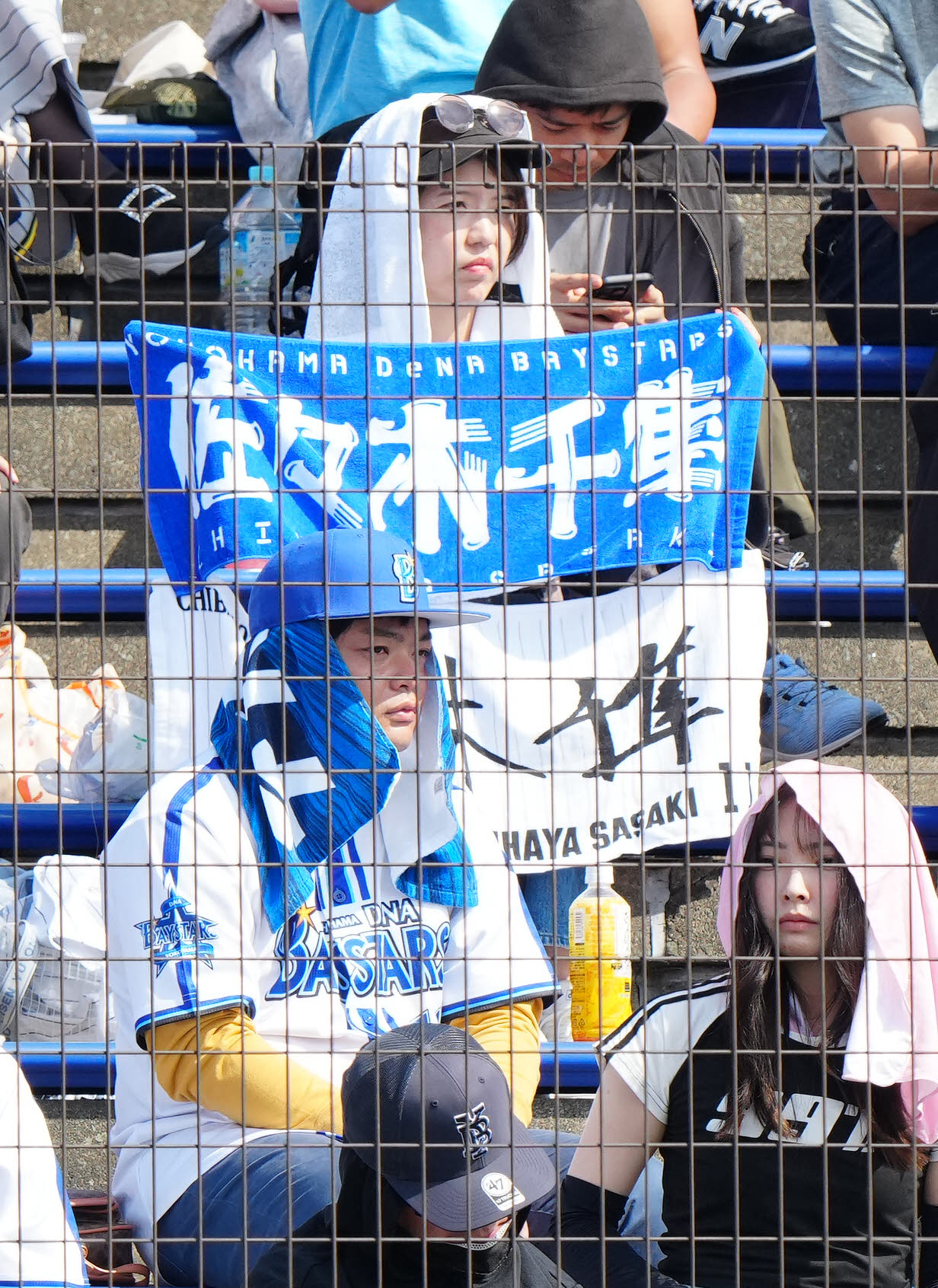 DeNA対ロッテ　DeNA佐々木の応援タオルを掲げるファン（撮影・江口和貴）