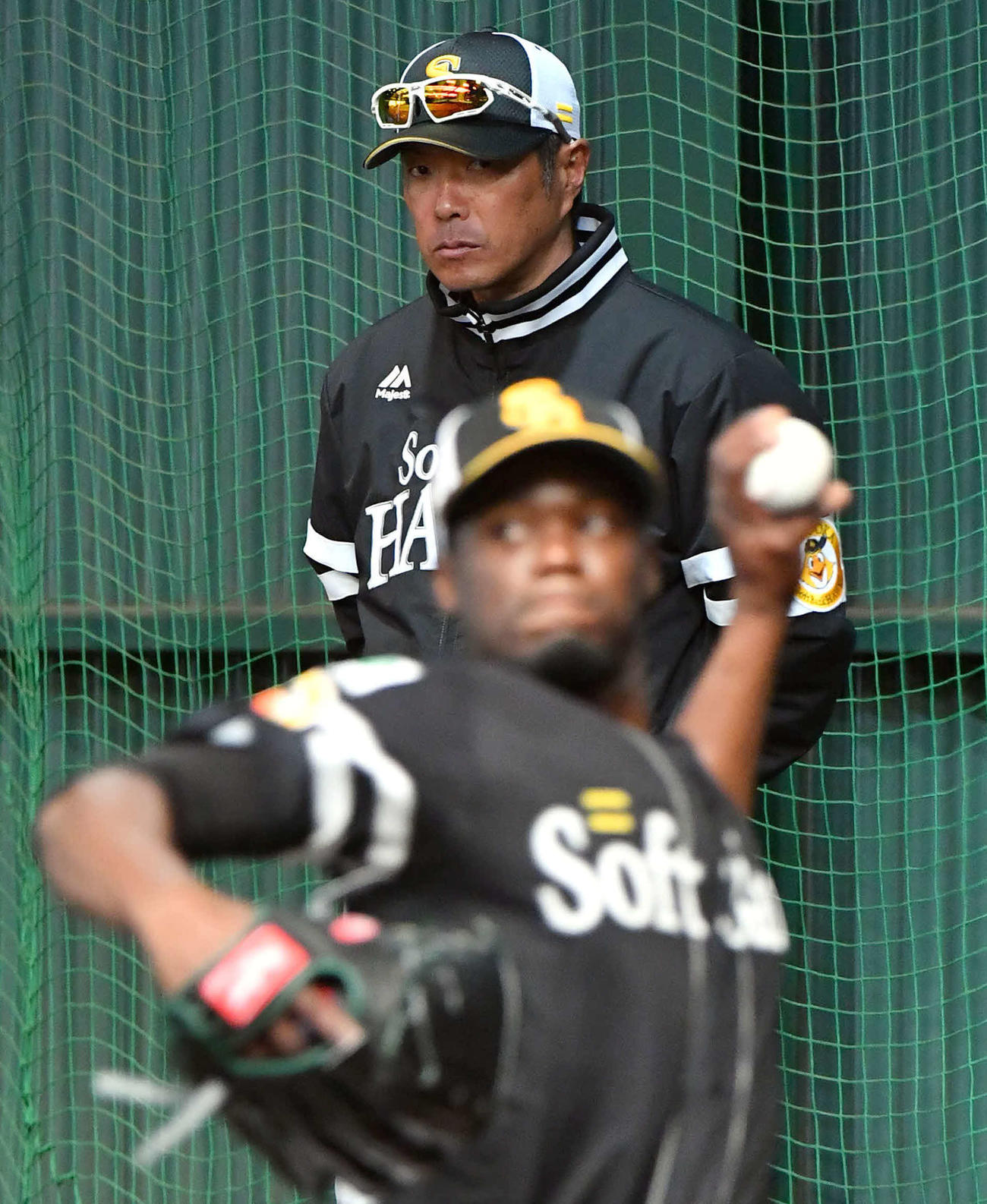 ブルペンで投げ込むモイネロ（手前）を見つめるソフトバンク小久保監督（撮影・岩下翔太）