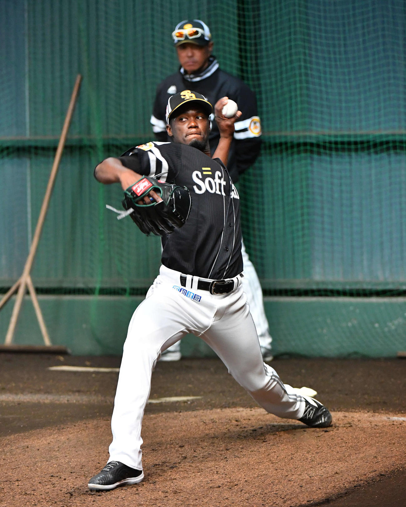 小久保監督（奥）が見守る前で投げ込むソフトバンクのモイネロ（撮影・岩下翔太）
