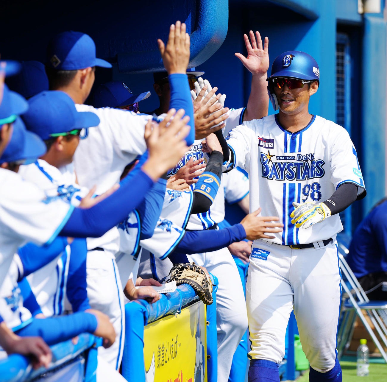 DeNA対ロッテ　2回裏DeNA無死、ソロ本塁打を放ちタッチを交わす京田（右）（撮影・江口和貴）