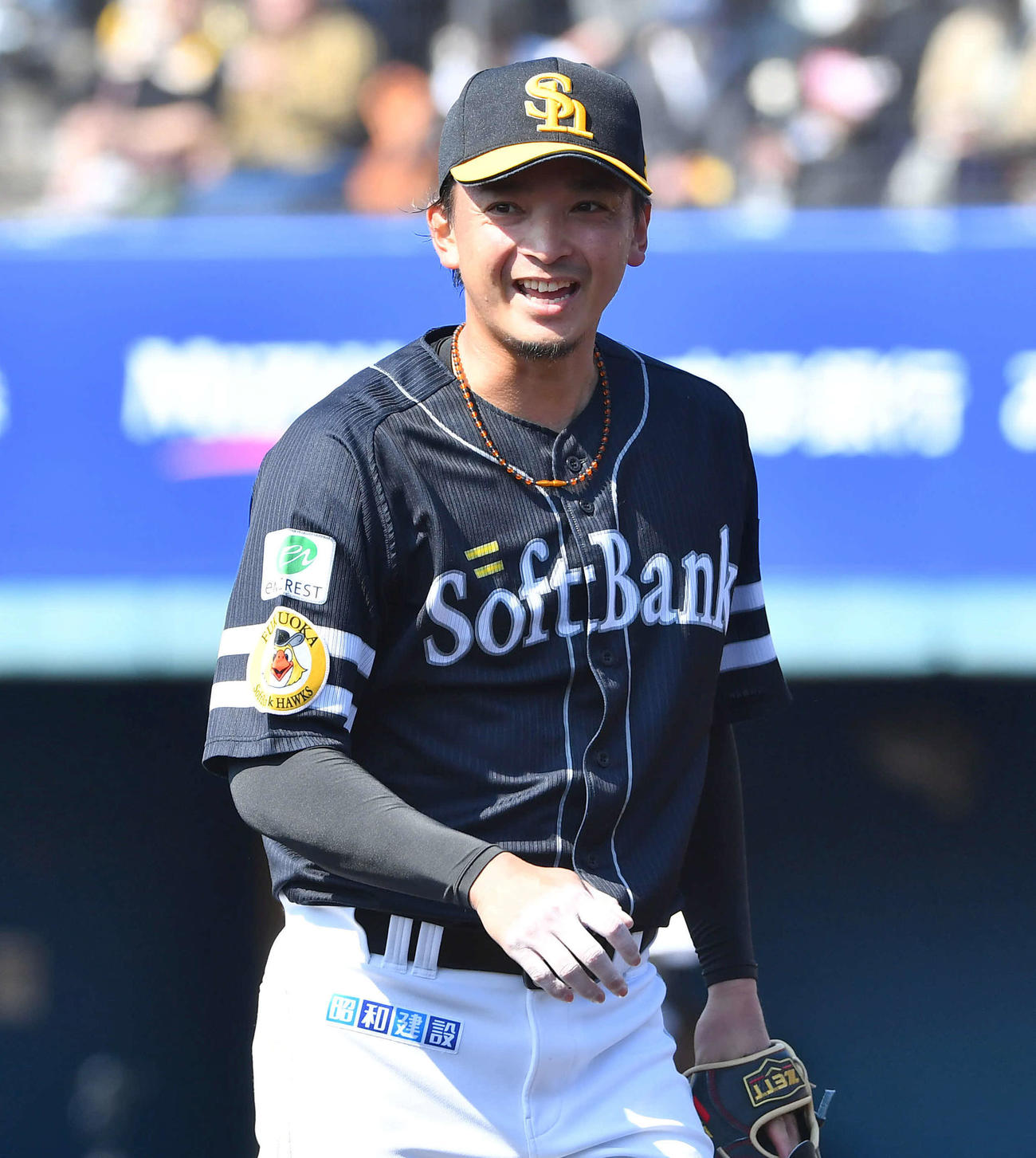 ソフトバンク紅白戦　1回裏白組2死二塁、柳田を投ゴロに抑え、笑顔でベンチへ戻る東浜（撮影・岩下翔太）