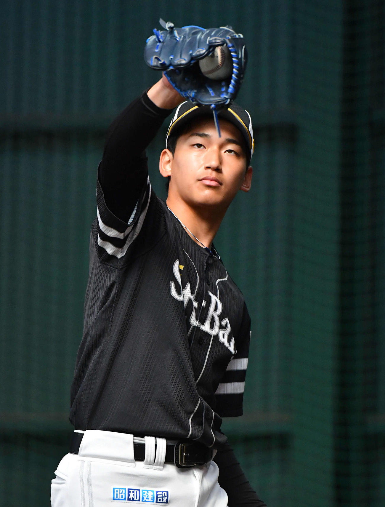 ブルペンで返球を受けるソフトバンク前田悠（撮影・岩下翔太）