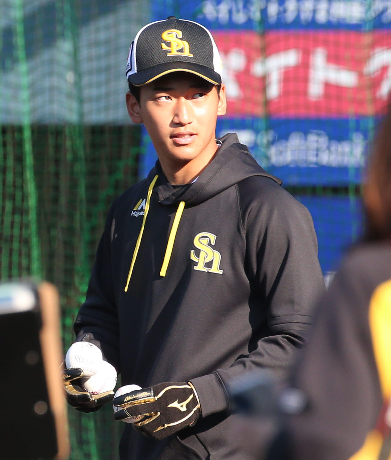 サインボールを手に球場入りするソフトバンク前田悠（撮影・冨田成美）